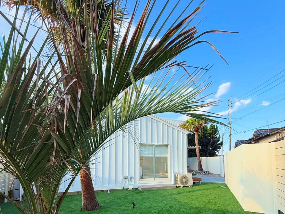 Property building, Day, Garden, Garden view