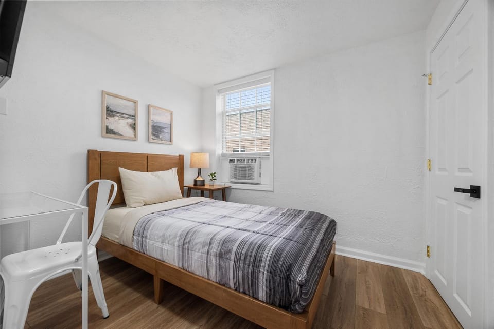 Bloomfield Pittsburgh G Cozy and Bright Private Bedroom, Shared Bathroom, with Free Parking Vacation rental in Pittsburgh