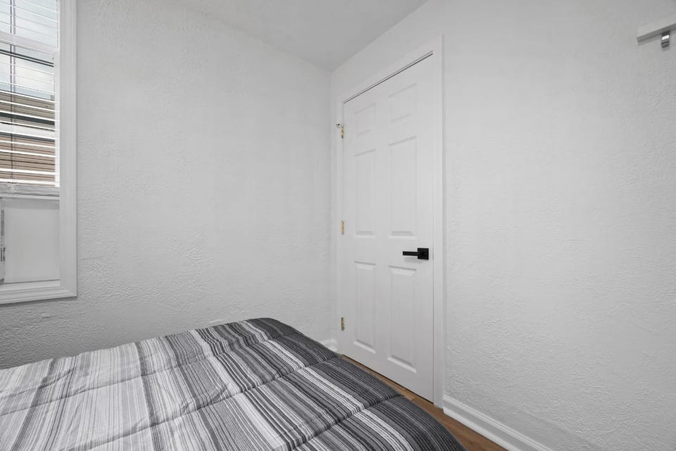 Bloomfield Pittsburgh G Cozy and Bright Private Bedroom, Shared Bathroom, with Free Parking Vacation rental in Pittsburgh