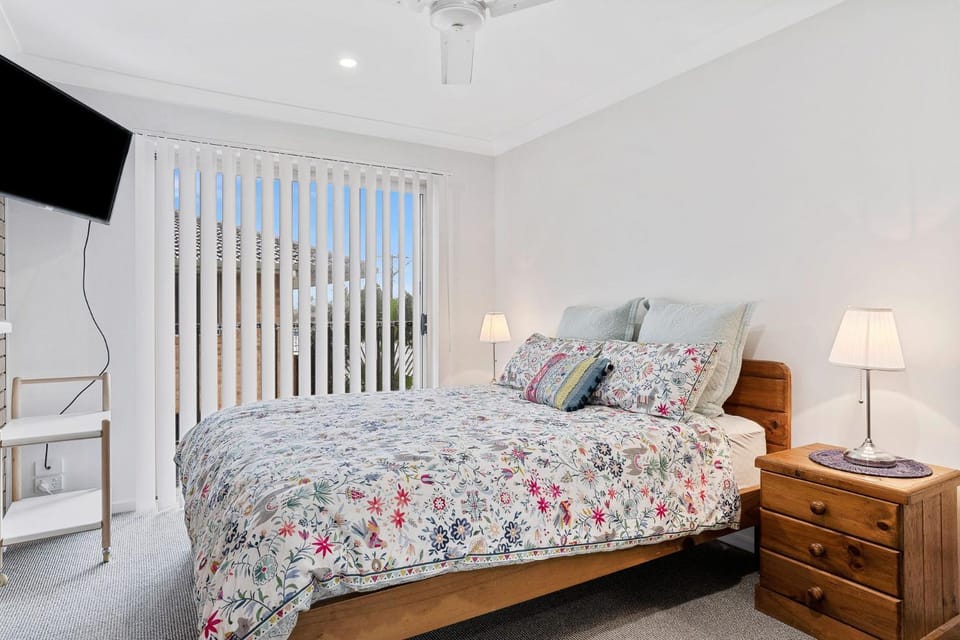 Bed, TV and multimedia, Bedroom