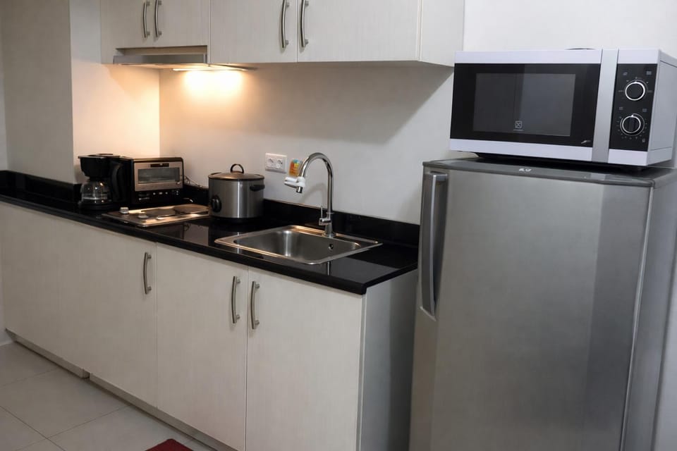 Kitchen or kitchenette, microwave, stove
