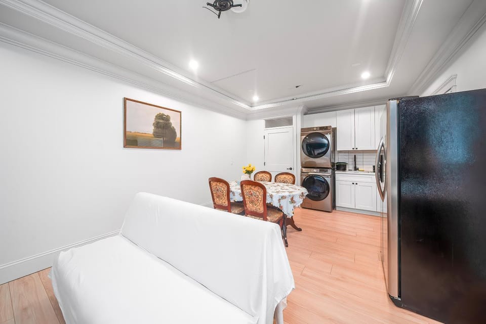 Photo of the whole room, washing machine