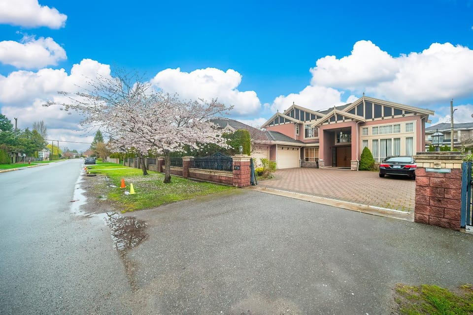 Property building, Neighbourhood