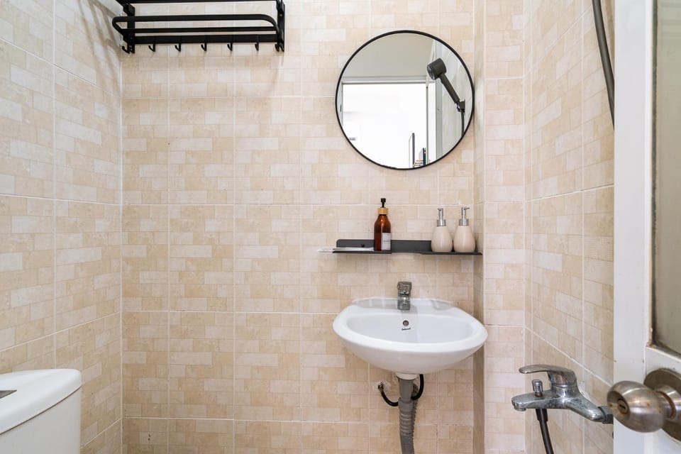 Shower, Toilet
