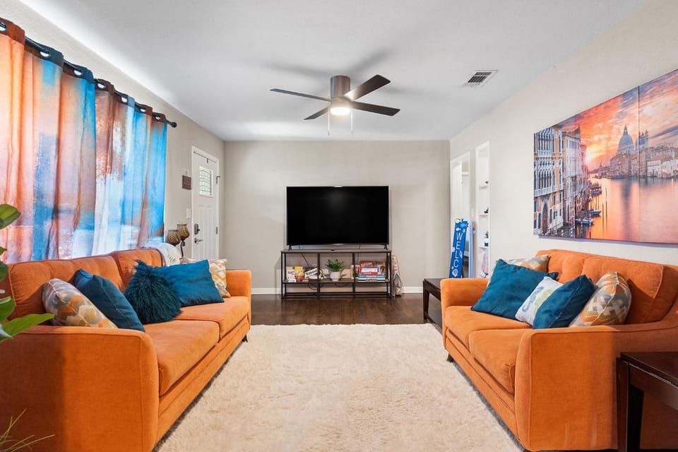 Communal lounge/ TV room, TV and multimedia, Living room, Seating area, Evening entertainment