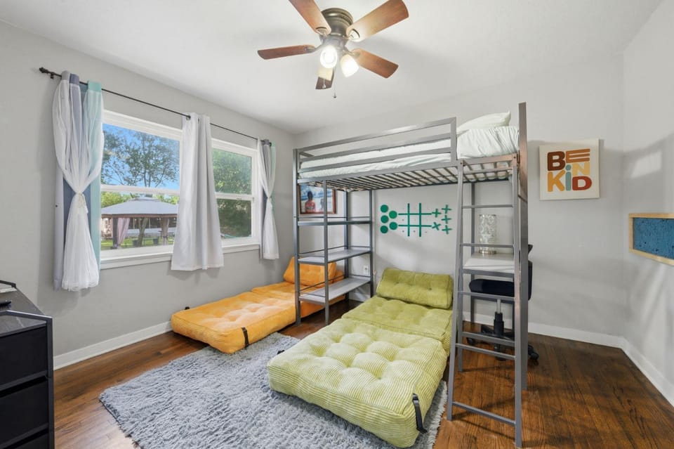 Bedroom, bunk bed