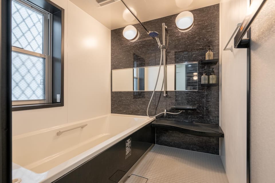 -Okubo 2chome hosuse- Conveniently located 10 min walk from Shin-Okubo Station and 7 min walk from Higashi-Shinjuku Station Apartment in Shinjuku