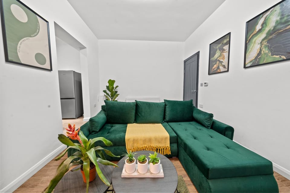 Olive Haus Stylish & Cosy 4BR By AltoLuxo Short Lets & Serviced Accommodation With Free Wifi & Parking Apartment in Newport