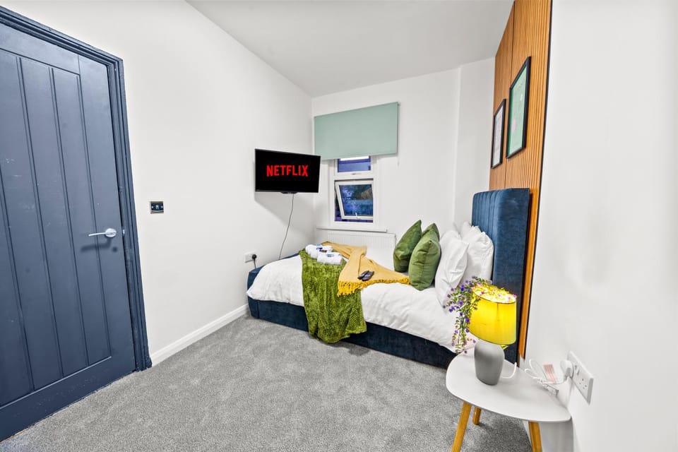 Olive Haus Stylish & Cosy 4BR By AltoLuxo Short Lets & Serviced Accommodation With Free Wifi & Parking Apartment in Newport