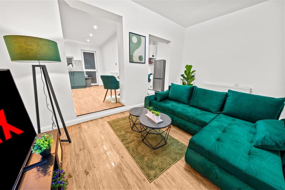 Olive Haus Stylish & Cosy 4BR By AltoLuxo Short Lets & Serviced Accommodation With Free Wifi & Parking Apartment in Newport