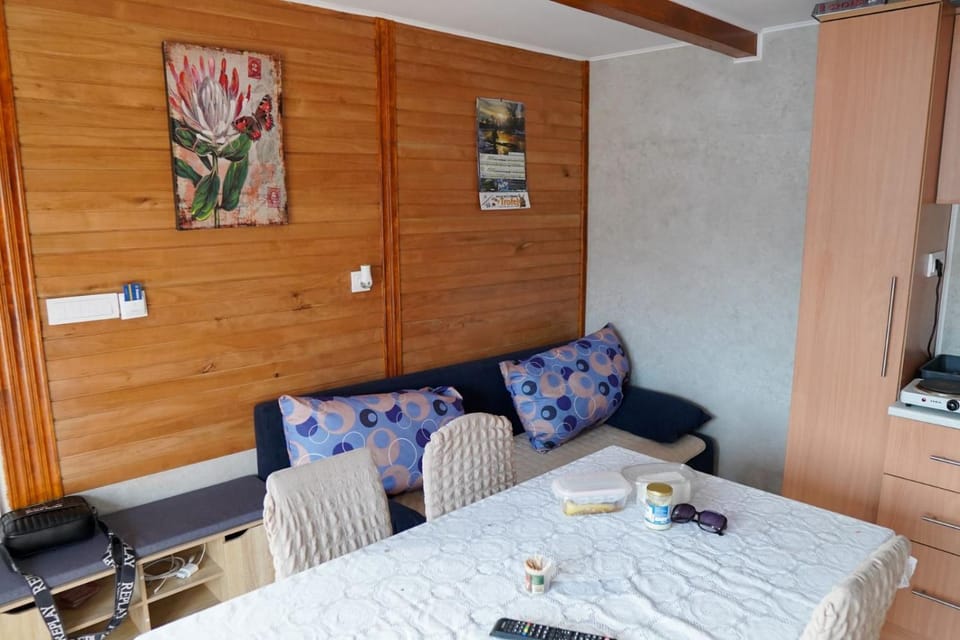 Bed, Living room, Photo of the whole room, Seating area, Dining area