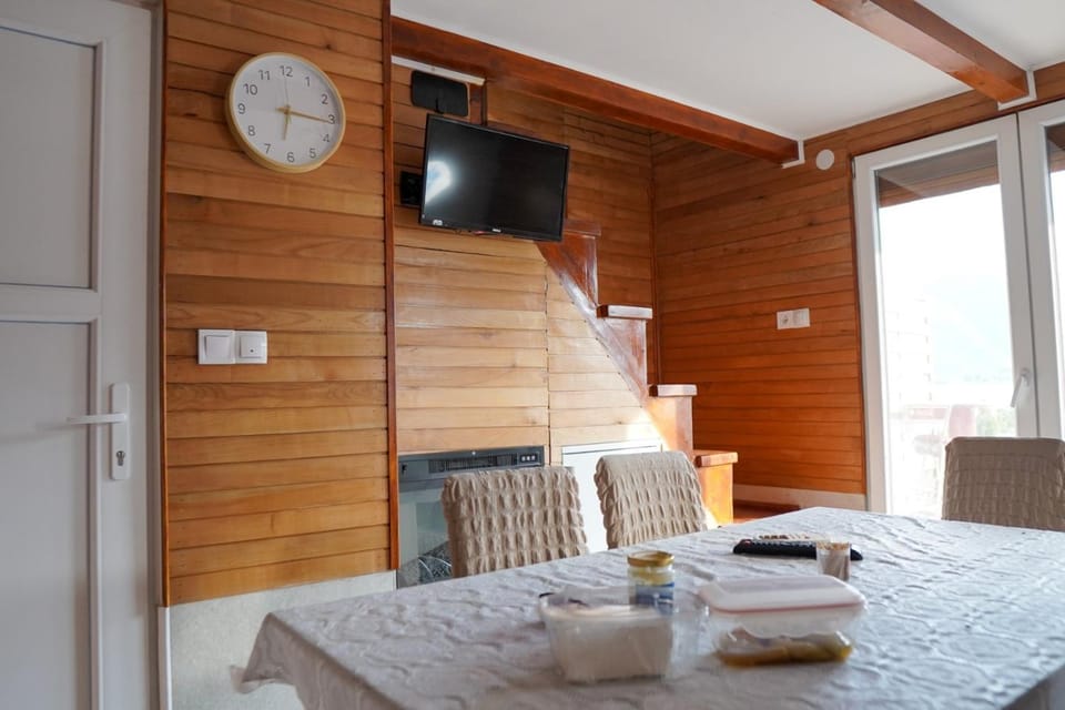 TV and multimedia, Living room, Photo of the whole room, Seating area, Dining area