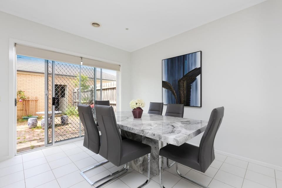 3 bedroom Townhouse next to River East Melbourne House in Melbourne