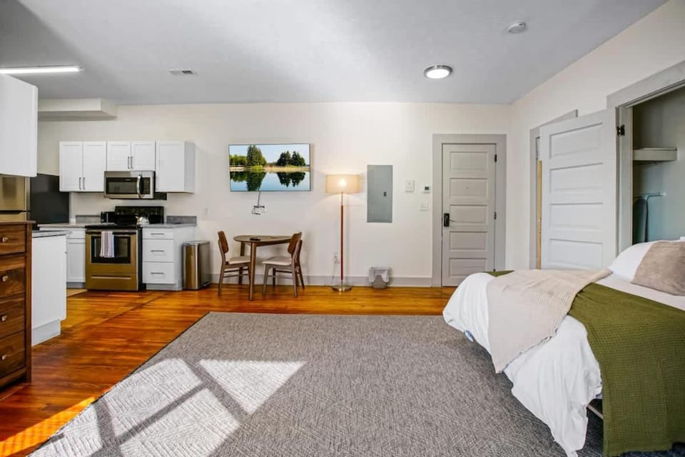 Cozy Victorian Studio Steps from Cleveland Clinic House in Cleveland Heights