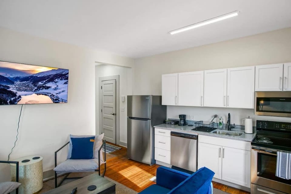 Victorian Cleveland Clinic With Queen Bed, Sleeps 3 House in Cleveland Heights