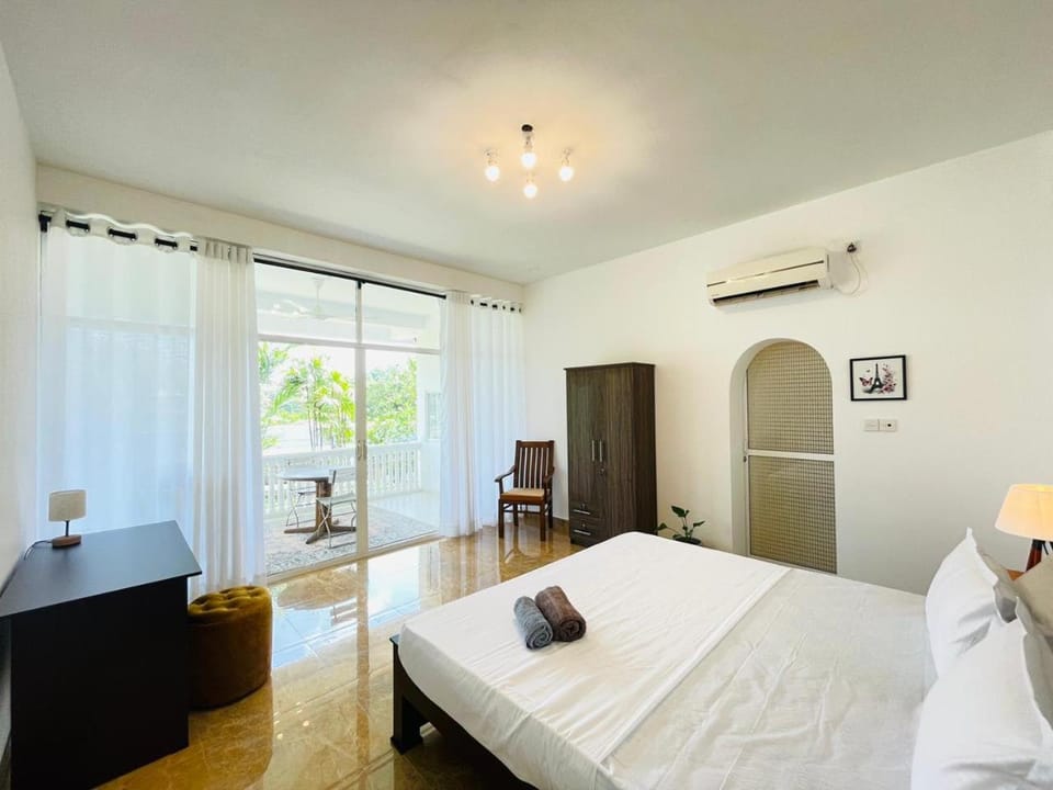 Bedroom, air conditioner