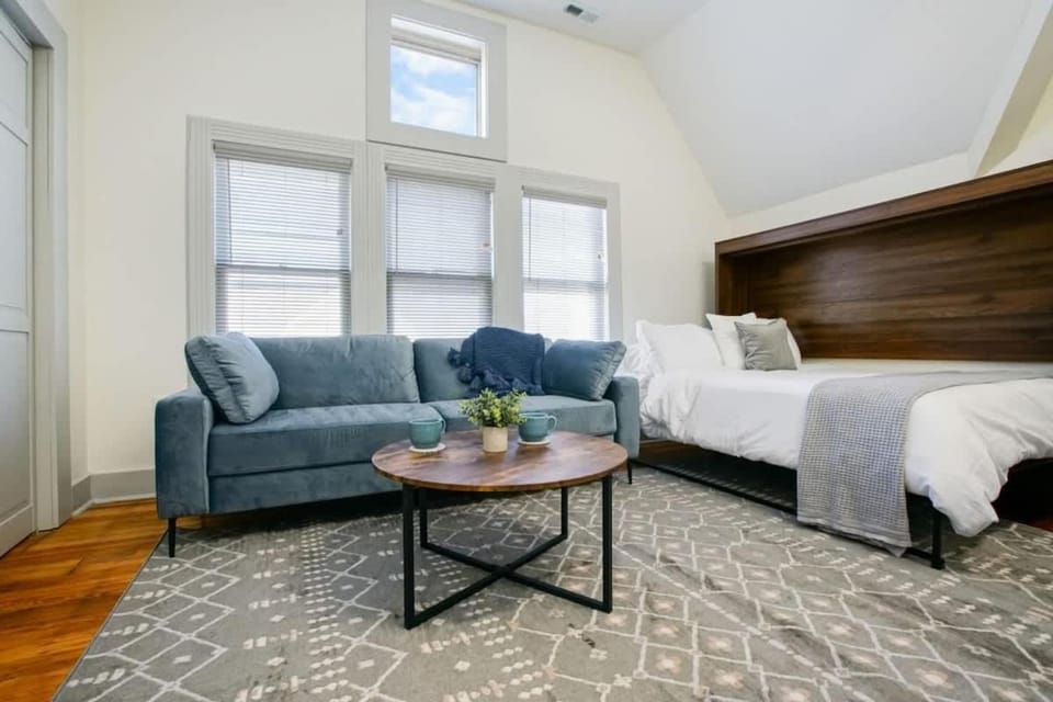 Modern Victorian Studio - Steps to Cleveland Clinic House in Cleveland Heights