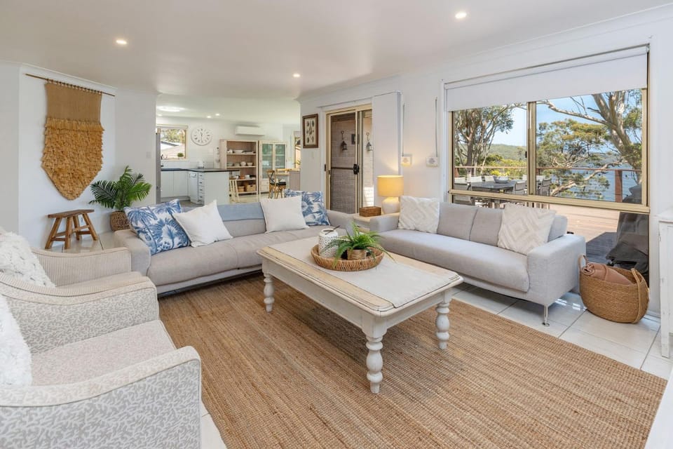 Luminara Luxury Lakefront House in Smiths Lake