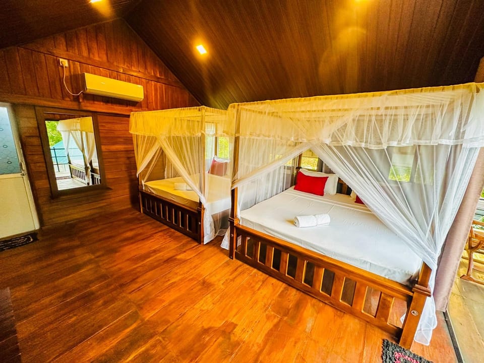 Bed, Photo of the whole room, Bedroom, bunk bed, air conditioner