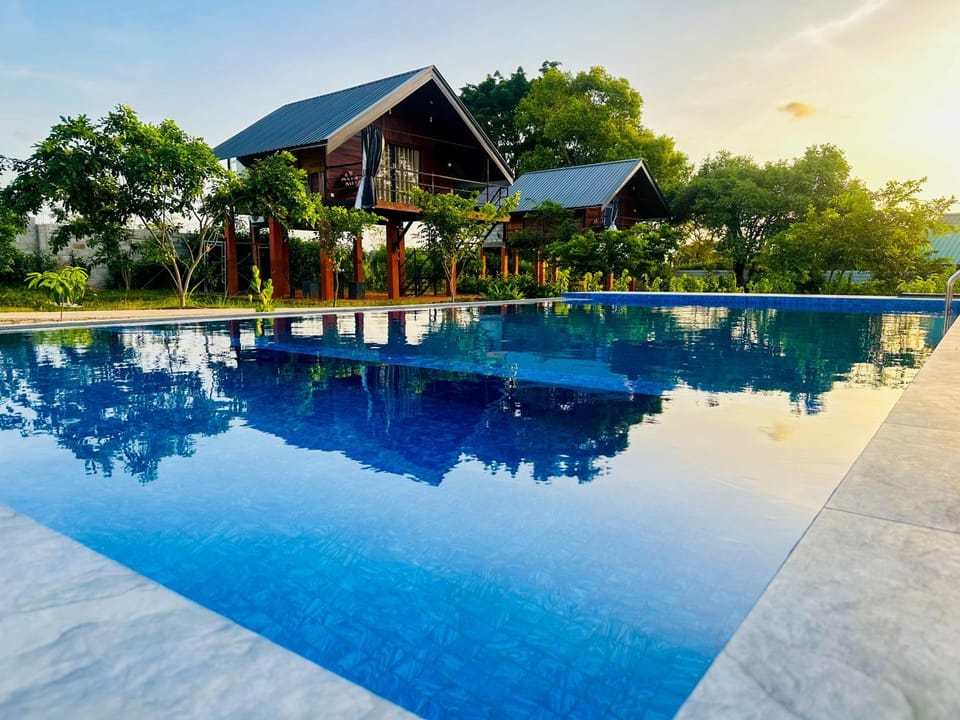 Property building, Garden, Garden view, Pool view, Swimming pool, sunbed