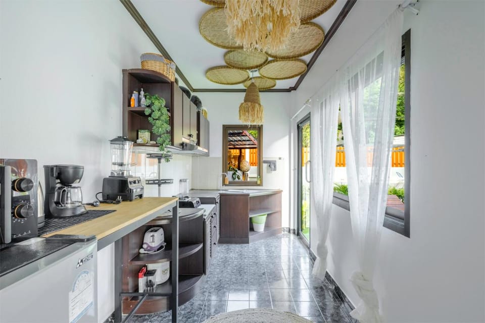 Coffee/tea facilities, Kitchen or kitchenette, oven, stove, toaster