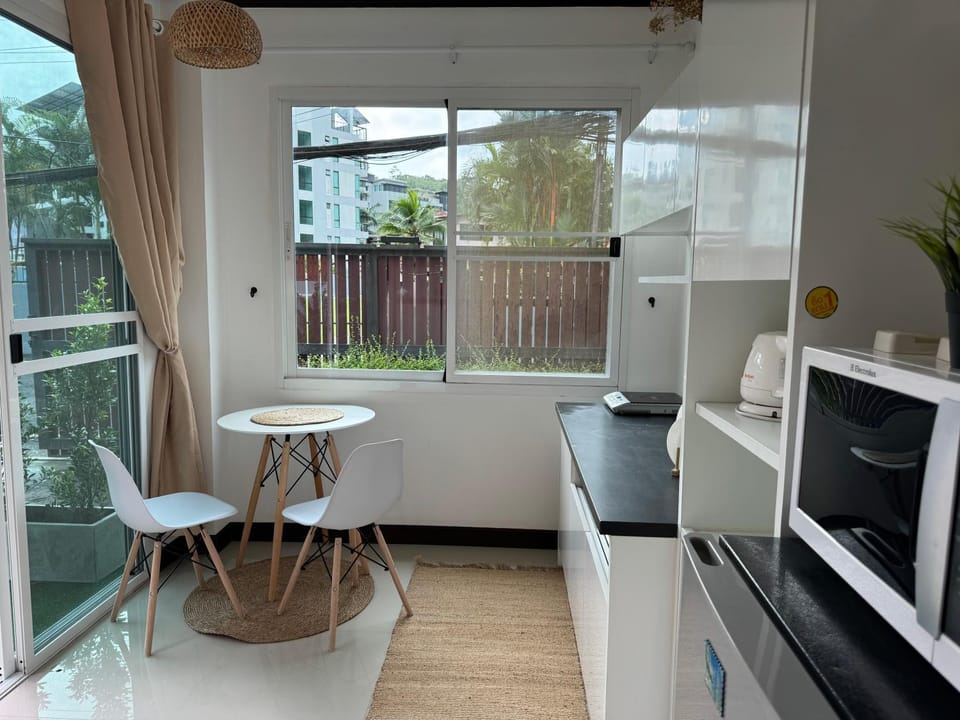 Kitchen or kitchenette, Dining area, oven