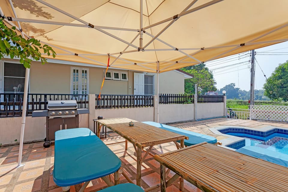 BBQ facilities, Balcony/Terrace, Dining area, Pool view, Swimming pool