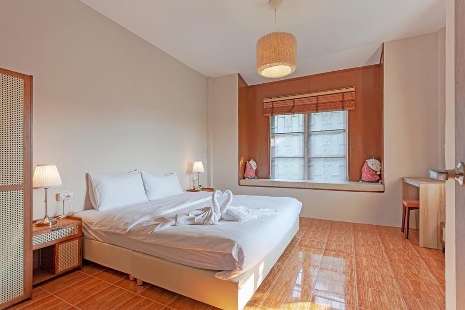 Bed, Photo of the whole room, Bedroom, towels
