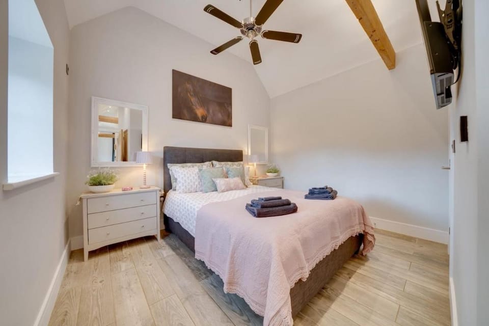 Bed, TV and multimedia, Bedroom, towels