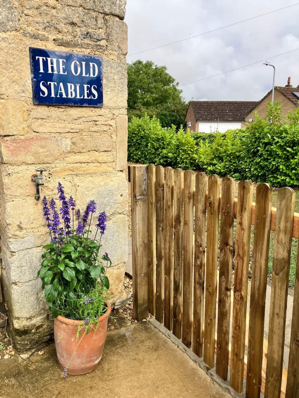 Quaint converted stables in Carlby Apartment in South Kesteven District