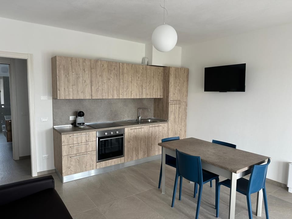 TV and multimedia, Kitchen or kitchenette, Dining area, oven, stove