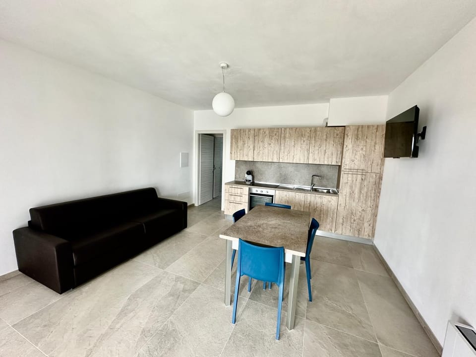 TV and multimedia, Kitchen or kitchenette, Living room, Seating area, Dining area, stove