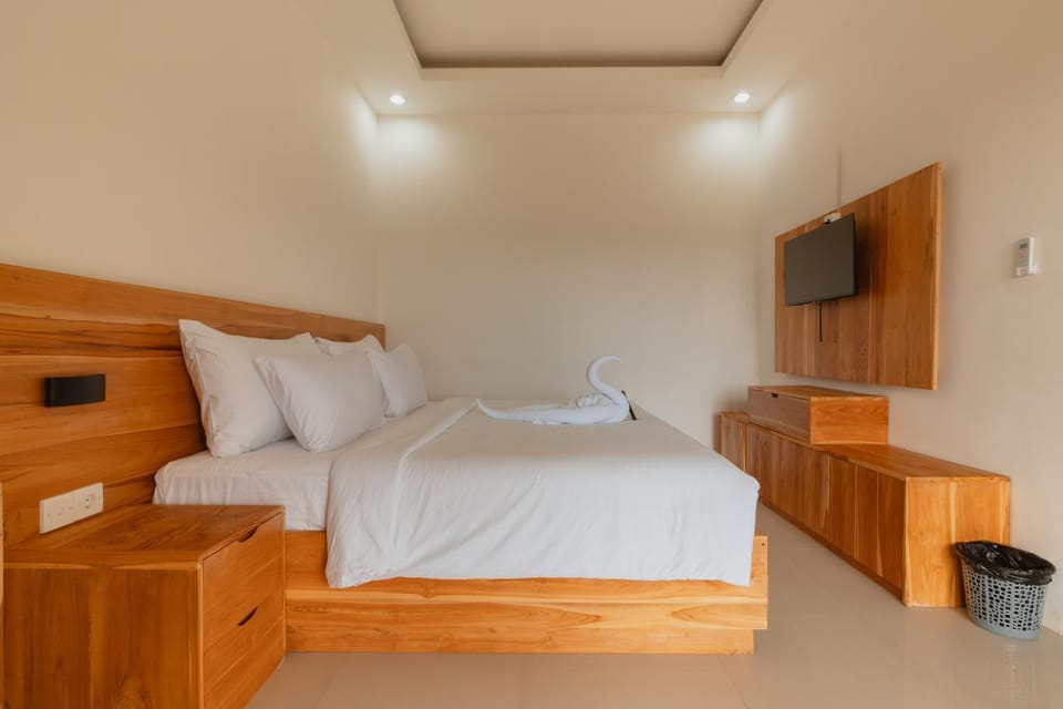 Bed, TV and multimedia, Photo of the whole room, Bedroom