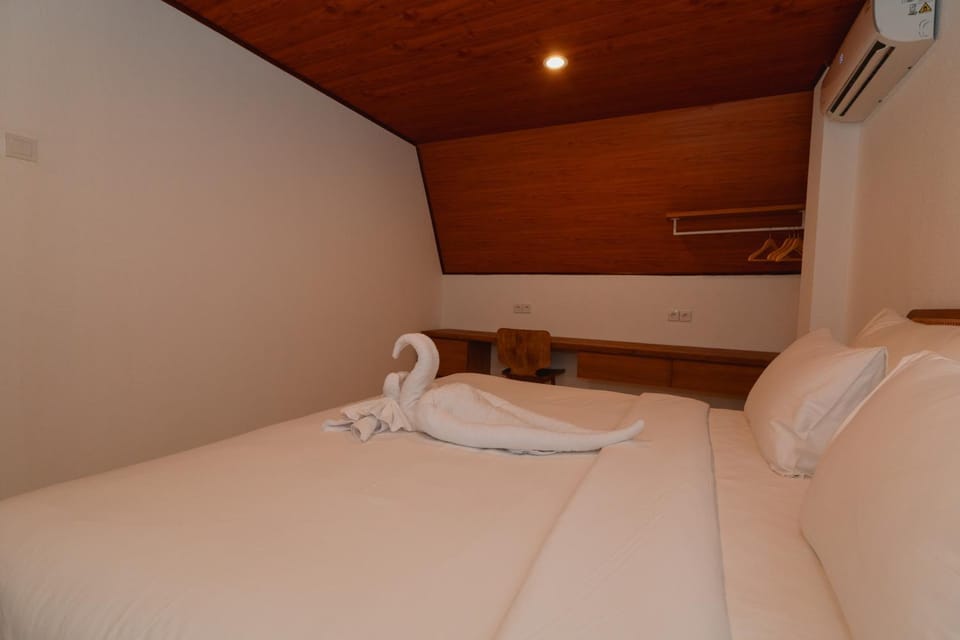 Bed, Photo of the whole room, Bedroom, towels, air conditioner