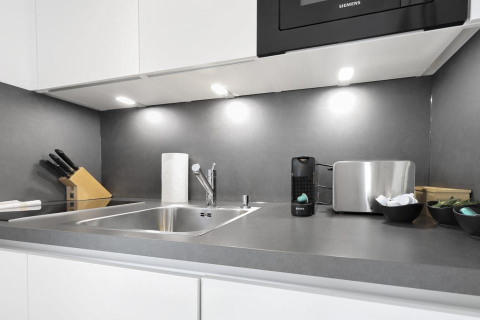Coffee/tea facilities, dishwasher, microwave, stove, toaster, kitchen