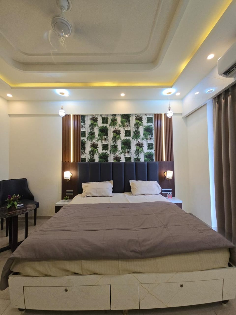 Private Room in Omaxe Hazratganj Lucknow Apartment in Lucknow