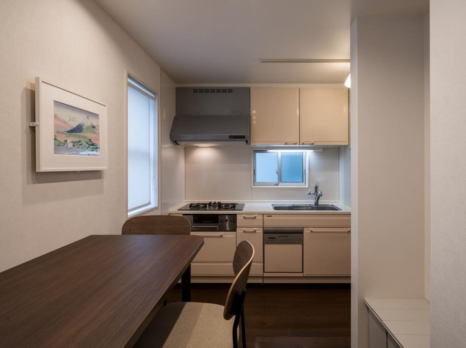 Kitchen or kitchenette, Dining area