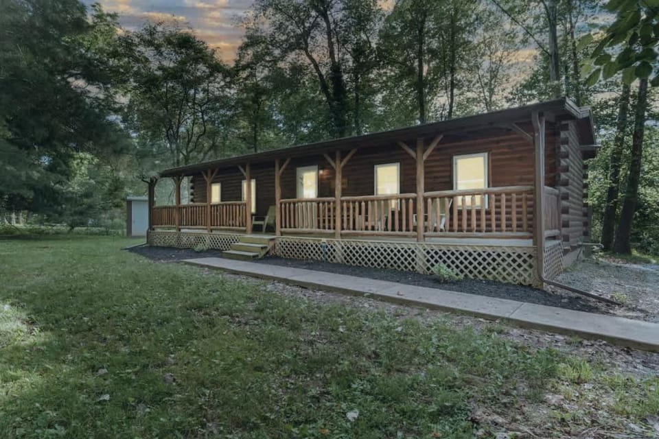 Copperhead Cabin- Hocking Hills Hot Tub Games Cabin in Falls Township