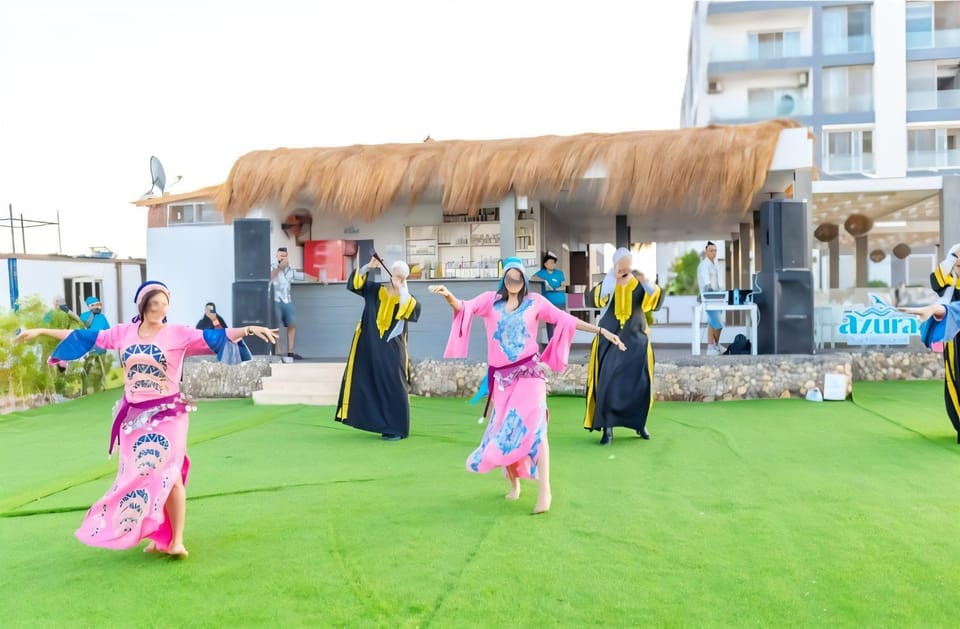 Communal lounge/ TV room, Day, People, Natural landscape, Garden, Evening entertainment, Garden view, children, group of guests