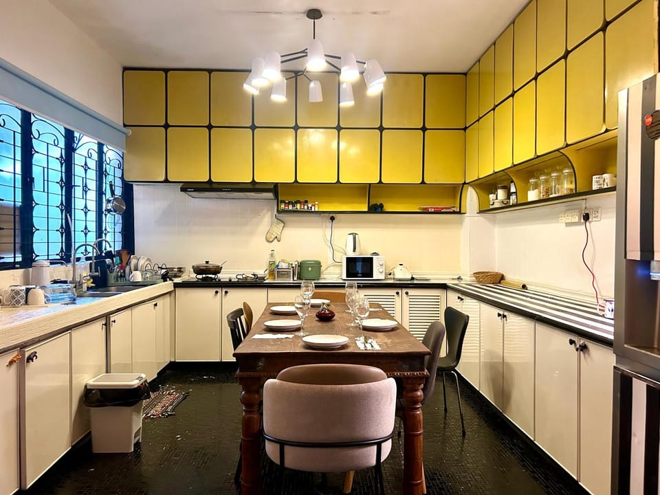 Kitchen or kitchenette, Dining area