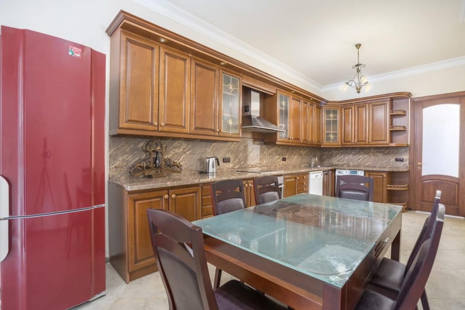 Kitchen or kitchenette, Dining area, oven, stove