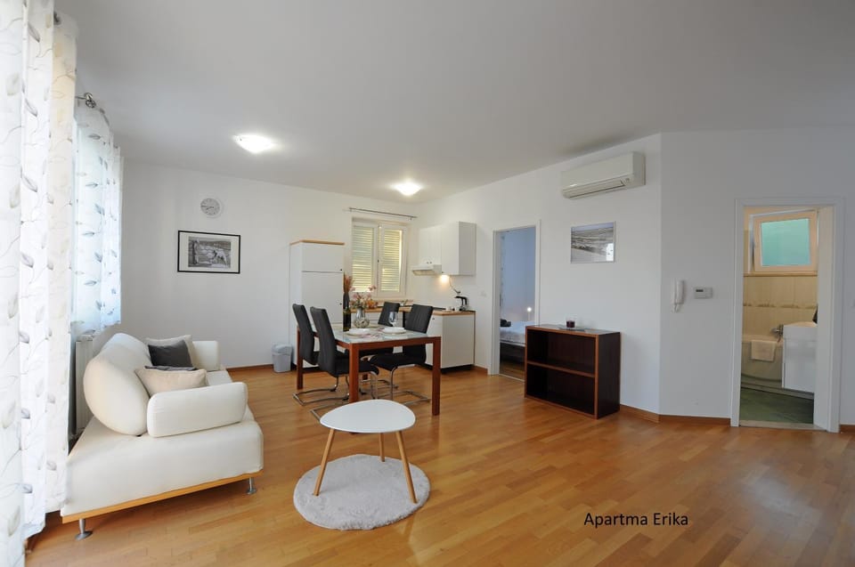 Kitchen or kitchenette, Seating area, Dining area