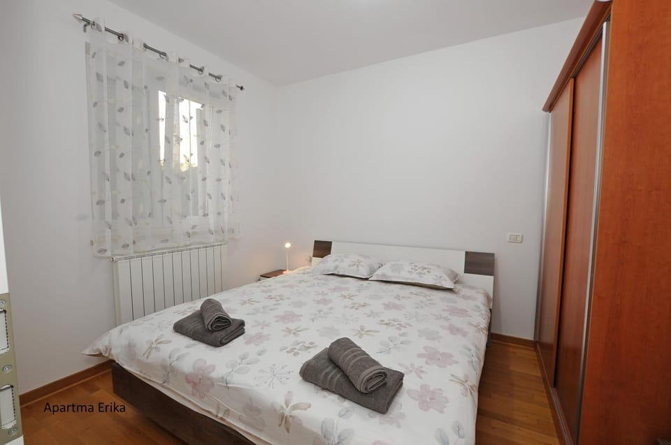 Bed, Photo of the whole room, Bedroom, towels, wardrobe