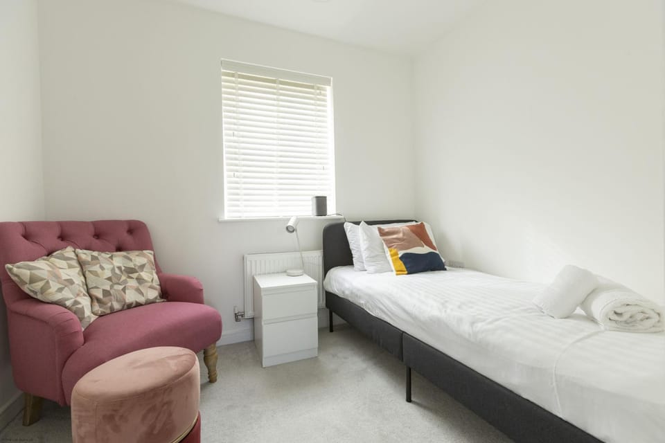 Bed, Seating area, Bedroom, towels