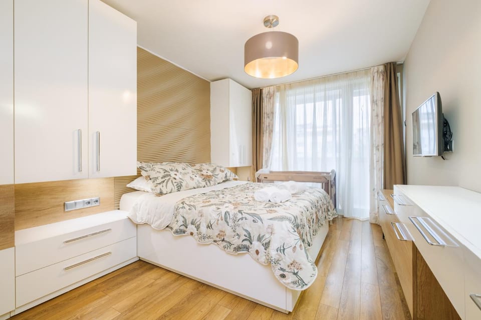 Bed, TV and multimedia, Photo of the whole room, Bedroom, towels