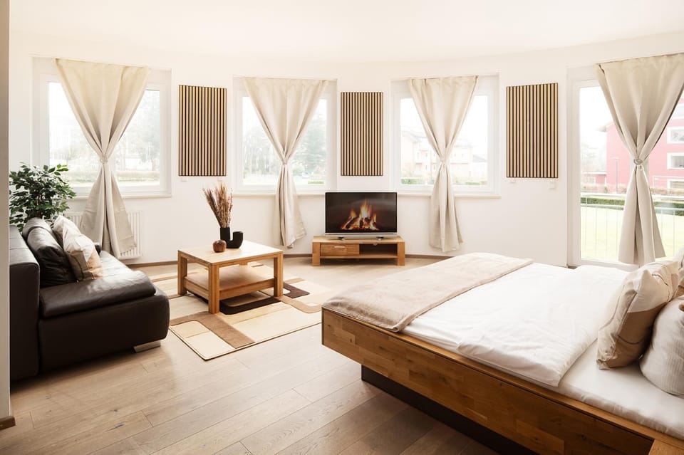 Bed, TV and multimedia, Living room, Photo of the whole room, Seating area, Bedroom