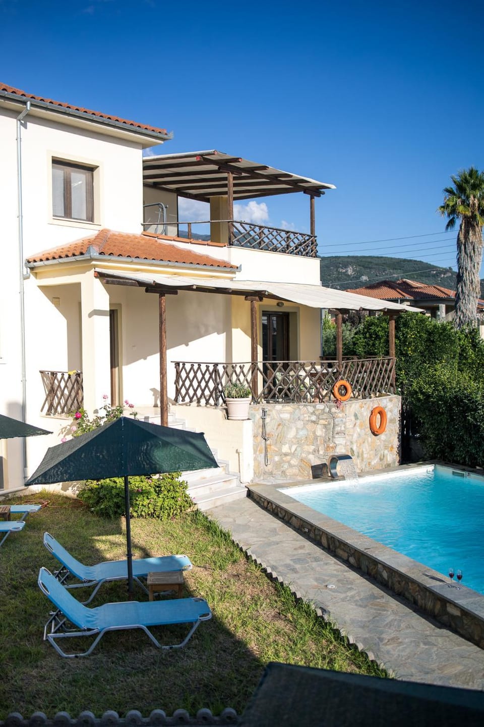 Property building, Day, Garden, Swimming pool, sunbed