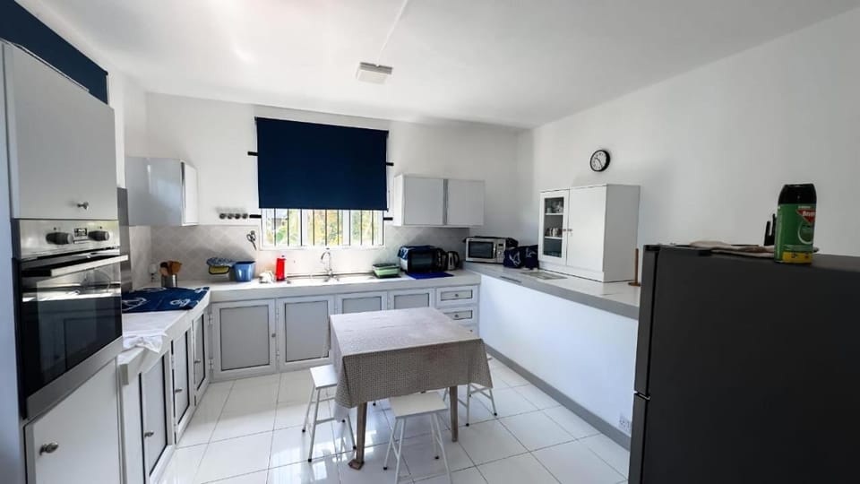 Kitchen or kitchenette, Living room, dishwasher, minibar, oven, stove, toaster