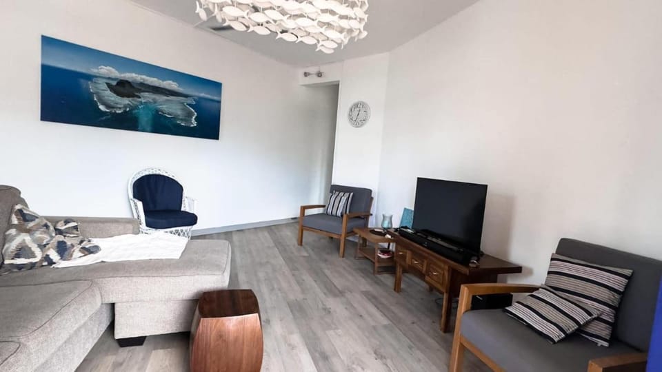 Communal lounge/ TV room, TV and multimedia, Living room, Seating area, Evening entertainment