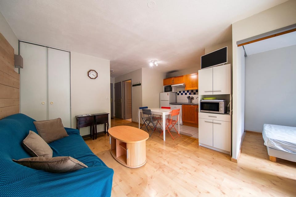 Kitchen or kitchenette, Living room, Dining area